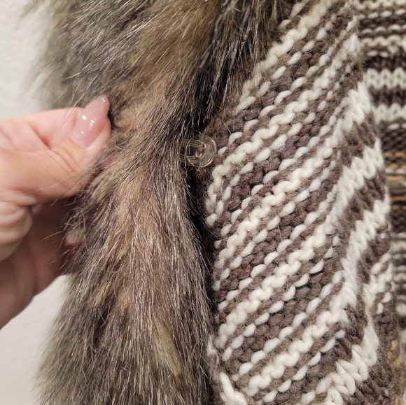 EXPRESS Sweater w/faux fur collar Circa 2012 - Picture 6 of 9